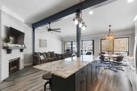 33 Abbey Villa #33F, Fontana, WI 53125
