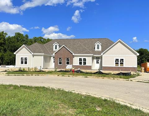 2120 W Colonial Woods, Oak Creek, WI 53154