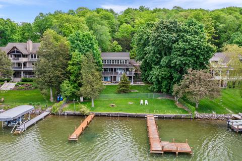 5465 German Vlg, West Bend, WI 53095