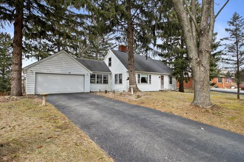 133 Oneida, Delafield, WI 53018 photo 1