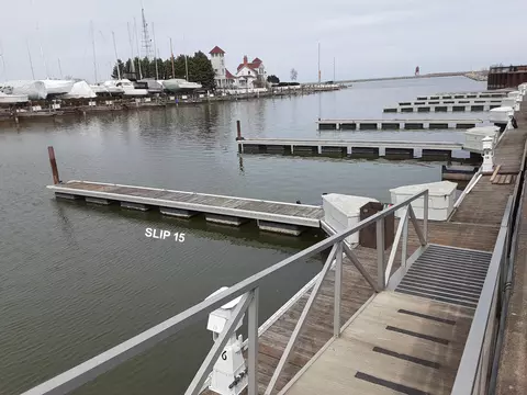 15 Gaslight Pointe Marina #M15, Racine, WI 53403