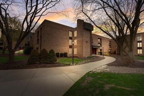 1818 E Shorewood #309, Shorewood, WI 53211