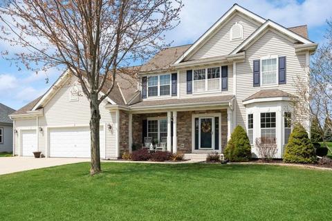 632 Creekwood, West Bend, WI 53095