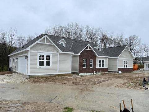 2135 W Colonial Woods, Oak Creek, WI 53154