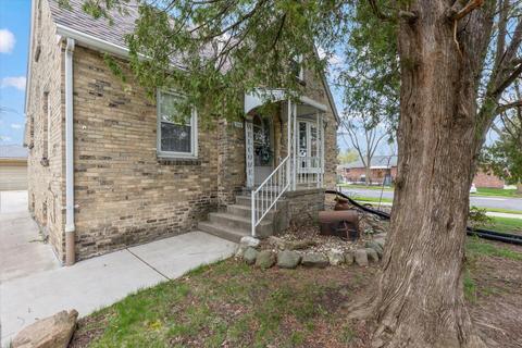 2310 W Goldcrest, Milwaukee, WI 53221