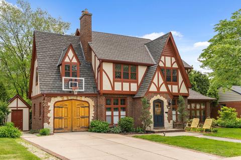 1816 Alta Vis, Wauwatosa, WI 53213