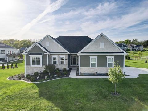 5663 S Fox Tail, New Berlin, WI 53151