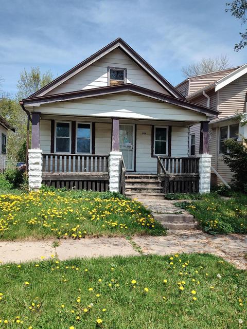 3206 W Fairmount, Milwaukee, WI 53209