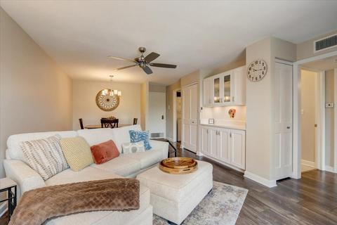 5200 S Tuckaway #345, Greenfield, WI 53221