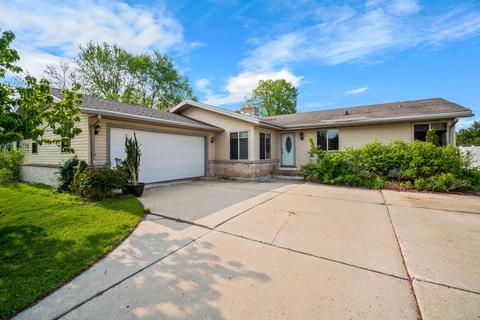 265 E Parkway Ests, Oak Creek, WI 53154