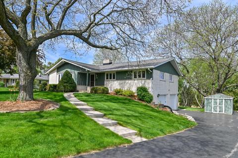 3627 S Top-o Hl, New Berlin, WI 53151