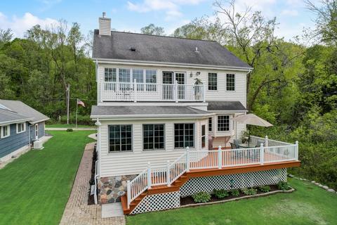 1512 E Friess Lk, Hubertus, WI 53033
