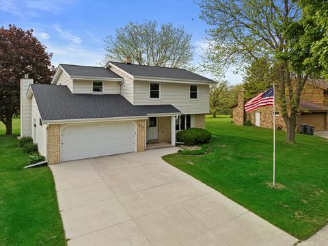 225 Meadowside, Pewaukee, WI 53072
