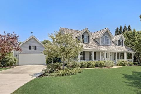 8232 S Country Clb, Franklin, WI 53132