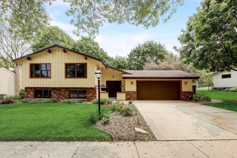 2223 Pebble Vly, Waukesha, WI 53188