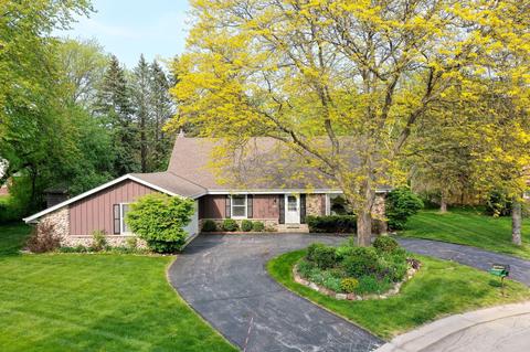 7436 N Braeburn, Glendale, WI 53209