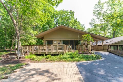 516 Abbey Spgs #A, Fontana, WI 53125