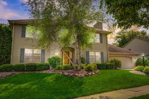 2701 Fox Hl, Waukesha, WI 53189