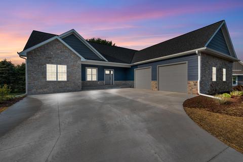 1447 Red Oak, Hartford, WI 53027