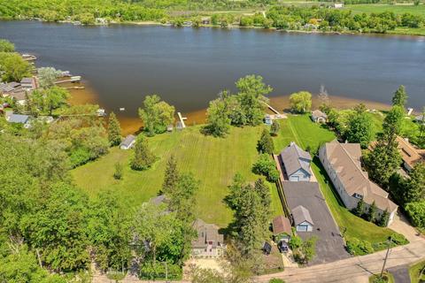 1566 E Friess Lk, Hubertus, WI 53033