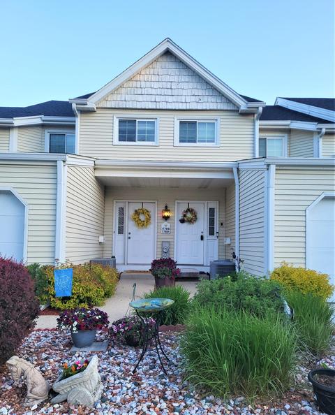 7766 W Tuckaway Shrs, Franklin, WI 53132