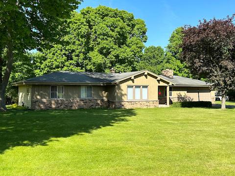 w271n2093 Fieldhack, Pewaukee, WI 53072