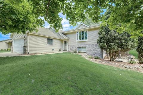 431 Idlewood, West Bend, WI 53095