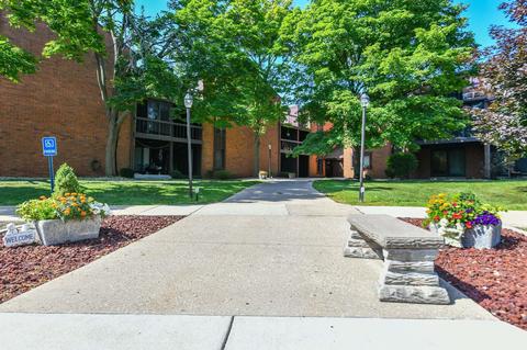 4215 N 100th #371-D, Milwaukee, WI 53222