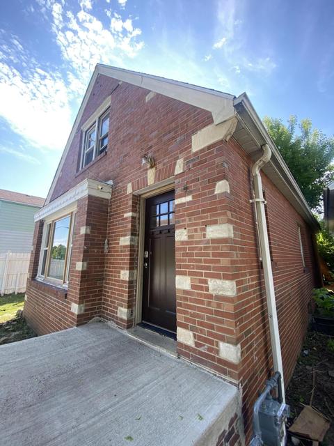 930 W Windlake, Milwaukee, WI 53204