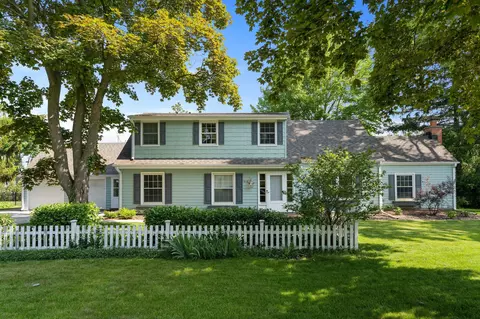 848 E Hermitage, Bayside, WI 53217