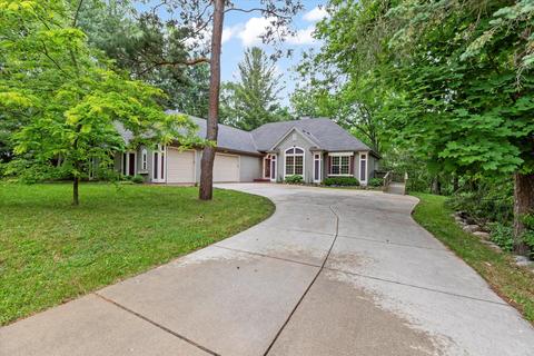 901 W W Shr, Delafield, WI 53018