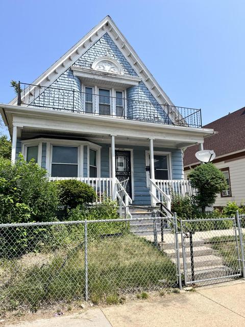 2220 W Ctr, Milwaukee, WI 53206