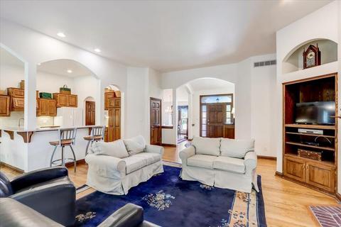 n52w16745 Oak Rdg, Menomonee Falls, WI 53051