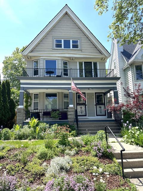 2115 N Newhall, Milwaukee, WI 53202