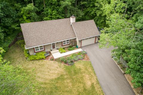 w244s6915 Maple Hl, Waukesha, WI 53189