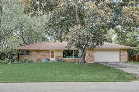 2400 W Apple Tree, Glendale, WI 53209