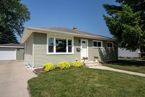 338 Greenmeadow, Waukesha, WI 53188