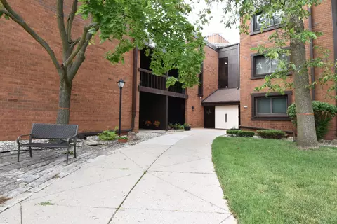 5200 S Tuckaway #264D, Greenfield, WI 53221