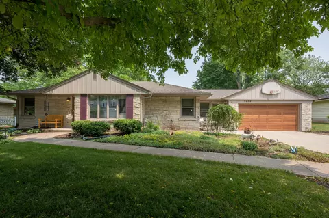 1256 N 122nd, Wauwatosa, WI 53226