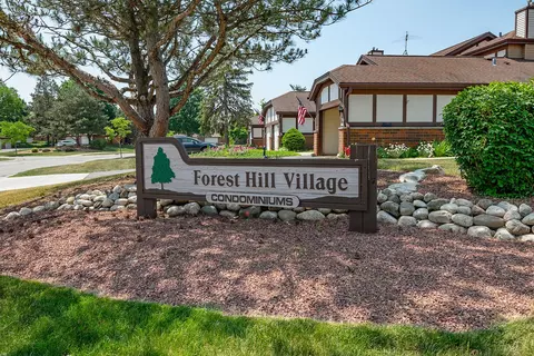 8123 S Legend #E, Franklin, WI 53132