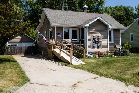 916 83rd, Kenosha, WI 53143