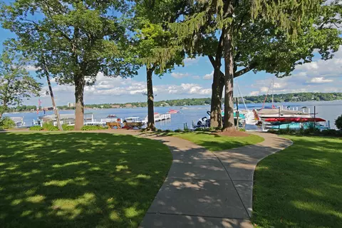 1643 Lake Shr, Lake Geneva, WI 53147