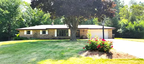 5770 S St Andrews, New Berlin, WI 53146