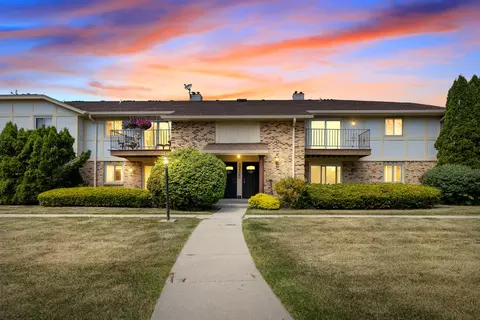 3545 E Oakshire #2F, Oak Creek, WI 53154