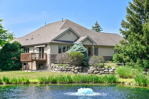 7016 S Lannonstone, Franklin, WI 53132