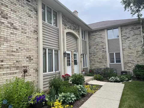 9018 W Forest Hl, Franklin, WI 53132