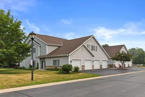 2140 Pine Rdg #B, Grafton, WI 53024