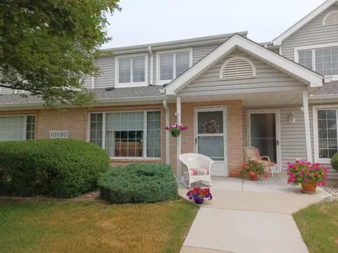 10180 W Whitnall Edge #B, Franklin, WI 53132
