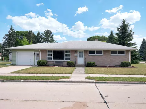 2627 Pine Grv, Sheboygan, WI 53083