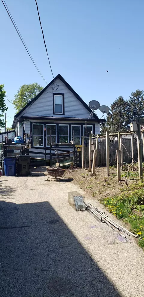 1947 Harriet, Racine, WI 53404